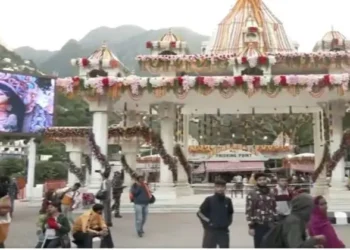 Devotees throng at Mata Vaishno Devi Temple