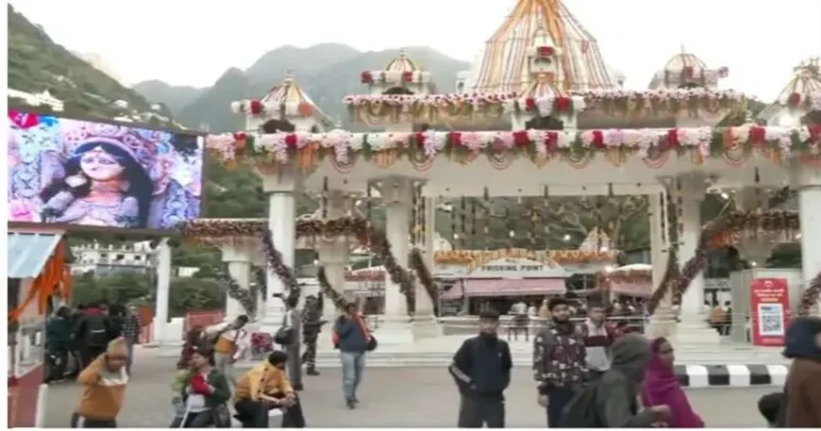Devotees throng at Mata Vaishno Devi Temple