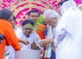 Amma plants sandalwood sapling. Also seen are Swami Amritaswarupananda and Governor Arif Mohammed Khan (Source: The Week)