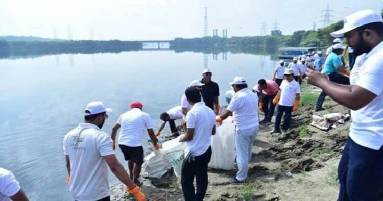 Around 1,000 people join 'Shramdaan for Swachhata' at Chhath Ghat in Delhi