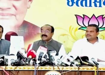 BJP leader Kedarnath Gupta (left) and State BJP President Arun Sao (centre) addressing a PC on October 8