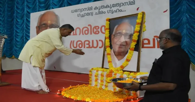 RSS Sarkaryavah Dattatreya Hosabale paying tributes to Ranga Hariji