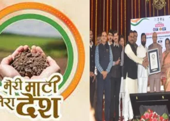 Maharashtra Deputy CM Devendra Fadnavis receives Guinness Book of World Records in Mumbai (Right)