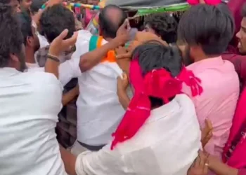 Scuffle breaks out between BRS, BJP workers in Telangana's Nalgonda