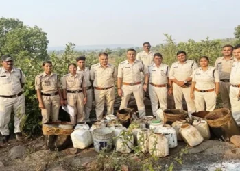 Excise team in Bhopal with recovered 634 litres of illicit liquor and 6055 kg of Lahan