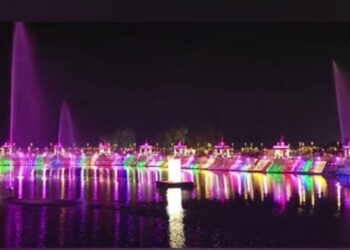 Swaminarayan Akshardham Temple illuminated with 11000 diyas