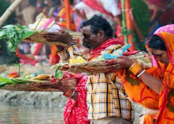 Devotees gather to offer 'Argha' to rising Sun as they observe Chhath Puja