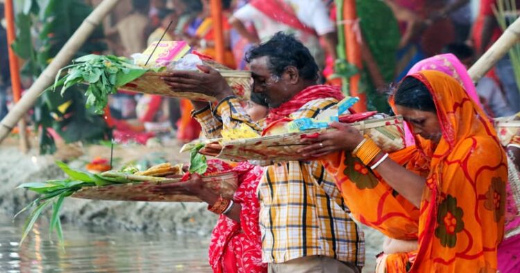 Devotees gather to offer 'Argha' to rising Sun as they observe Chhath Puja
