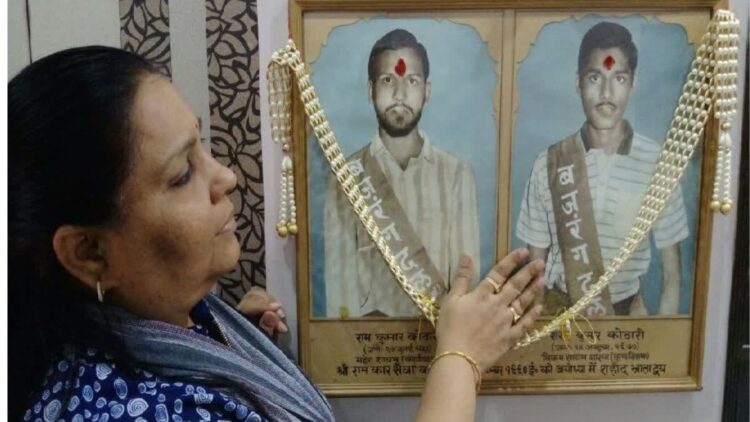 Purnima Kothari with the portrait of her brothers Ram Kumar Kothari and Sharad Kumar Kothari (ETV Bharat)