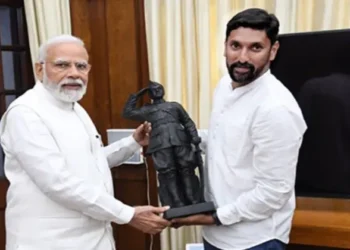 (Left)PM Narendra Modi (Right) Sculptor Arun Yogiraj