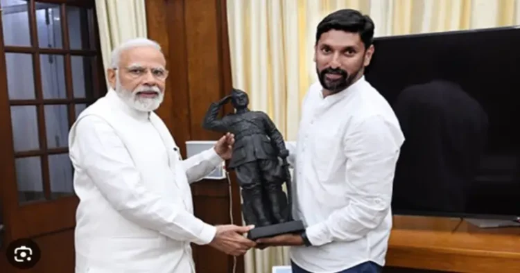 (Left)PM Narendra Modi (Right) Sculptor Arun Yogiraj