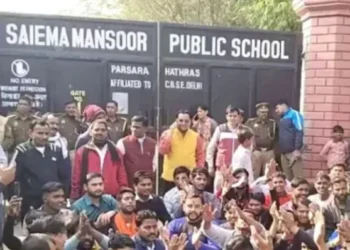 Protestors outside the school (X)