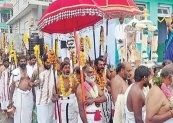 Devotees at the  Hetthai Amman festival