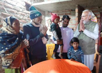 Prime Minister Narendra Modi at Mera Manjhi's house (X)