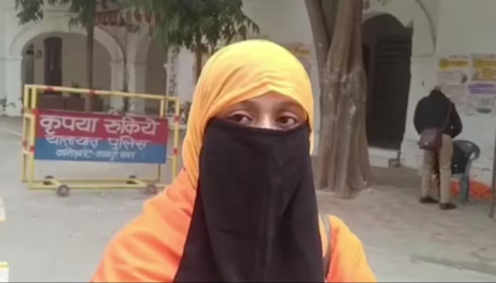 Woman with saffron Hijab (Aaj Tak)