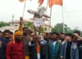 Hindu protestors outside the school (OpIndia)