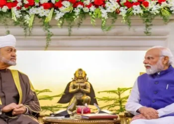 (Left) Oman's Sultan Haitham bin Tariq (Right) PM Narendra Modi