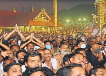 Devotees at Sabrimala Mandir