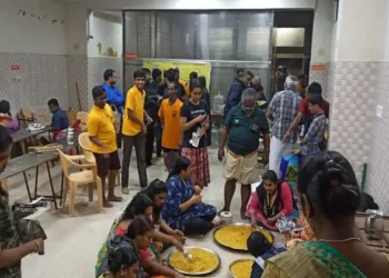 Volunteers of Seva Bharti preparing food for the flood affected people in Tamil Nadu