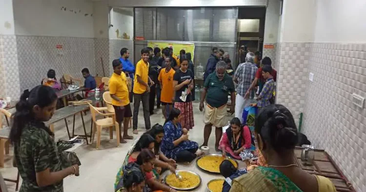 Volunteers of Seva Bharti preparing food for the flood affected people in Tamil Nadu