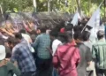 Police stops SFI members who were approaching towards the Raj Bhawan