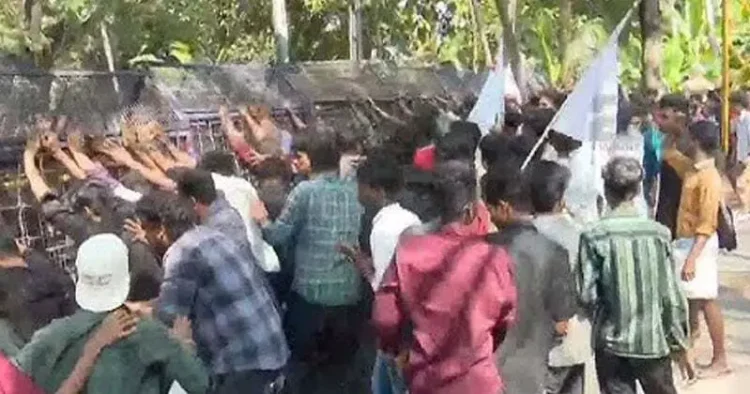 Police stops SFI members who were approaching towards the Raj Bhawan