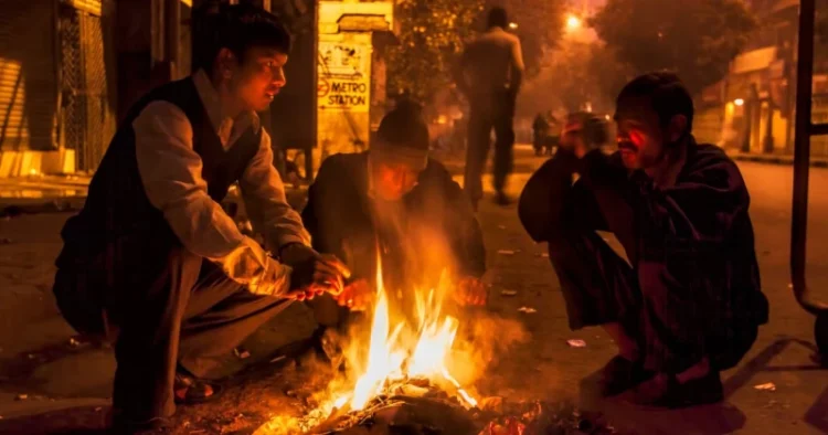 People in Delhi  resort to bonfires to avoid cold