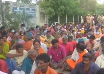 People hold protest after an ammonia gas leak was detected in a sub-sea pipe in Ennore, Tamil Nadu