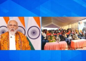 (Left) PM Modi (Right) Beneficaries of Viksit Bharat