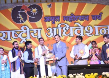 Journalist Rajat Sharma presenting award to the recipients (Organiser)