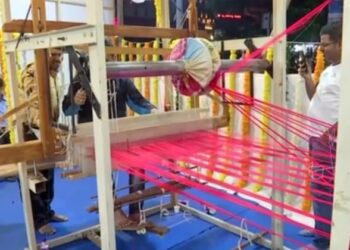 Visuals of 'Do Dhage' weaving in Pune