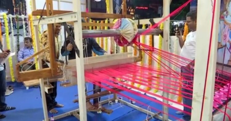 Visuals of 'Do Dhage' weaving in Pune