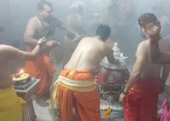  A silver crown offered to Mahakal during the Bhasma Aarti