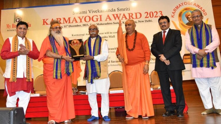 Karmayogi Award 2023 was conferred on Shri Jagdamba Mall in presence of Acharya Dharmdev, Swami Jitendranand Saraswati, Atul Jog & Sunil Deodhar at New Delhi