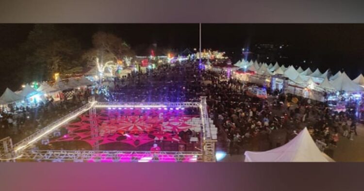 Tourists throng North Indian hill resort in Shimla for winter carnival