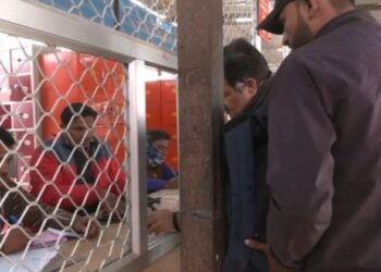 Devotees collecting Aarti passes for Bhagwan Ram Lalla