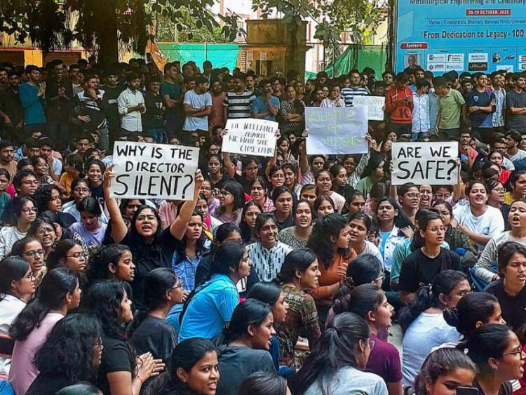 Protests at the IIT BHU Campus following the heinous crime (Zee News)
