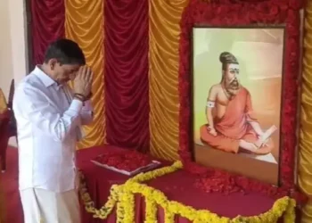 Tamil Nadu Governor RN Ravi worshipping Thiruvalluvar