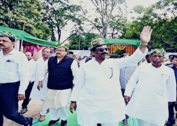 Jharkhand's CM Hemant Soren waving hand to followers, curtsey: X