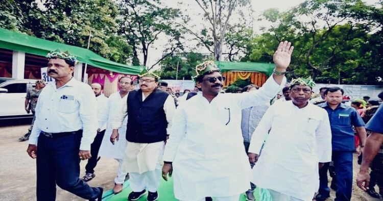 Jharkhand's CM Hemant Soren waving hand to followers, curtsey: X
