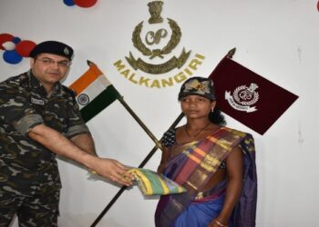 Woman Cadre surrendering before the  police, Image source X handle of Odisha Police