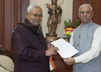 (Left) Bihar CM Nitish Kumar (Right) Governor Rajendra Arlekar