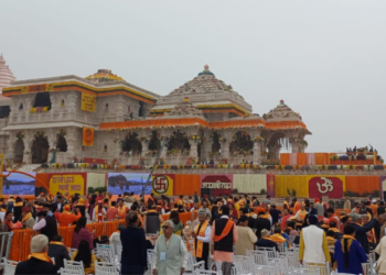 A large number of devotees assembled outside the Ram Mandir