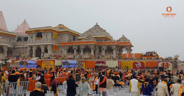 A large number of devotees assembled outside the Ram Mandir