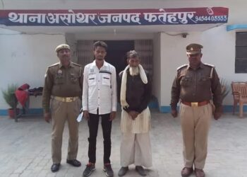 Arrested accused with the UP Police (Aaj Tak)