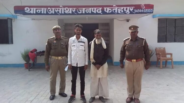 Arrested accused with the UP Police (Aaj Tak)