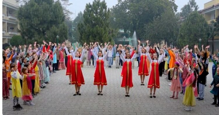 Russians in delhi dance to tune of "Main Nikla Gaddi Lekar"