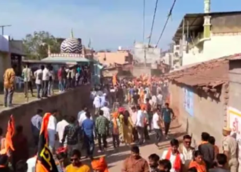 Stone Pelting Incident Mars Shri Ram Procession in Vadodara's Bhoj Village; Security Raised After Attack (Image: Gujarat Tak)