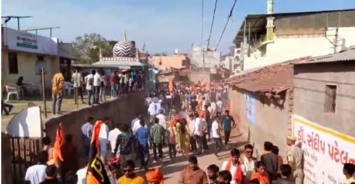 Stone Pelting Incident Mars Shri Ram Procession in Vadodara's Bhoj Village; Security Raised After Attack (Image: Gujarat Tak)
