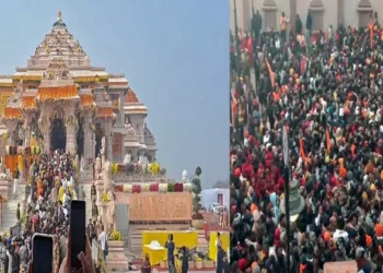 Devotees in massive numbers arrive at the entrance of the Shri Ram Janmabhoomi Mandir in Ayodhya to offer prayers (Source: ANI)